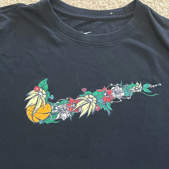 Nike Men’s XL Tropical Floral Print Center Swoosh T-Shirt - Picture 9 of 9